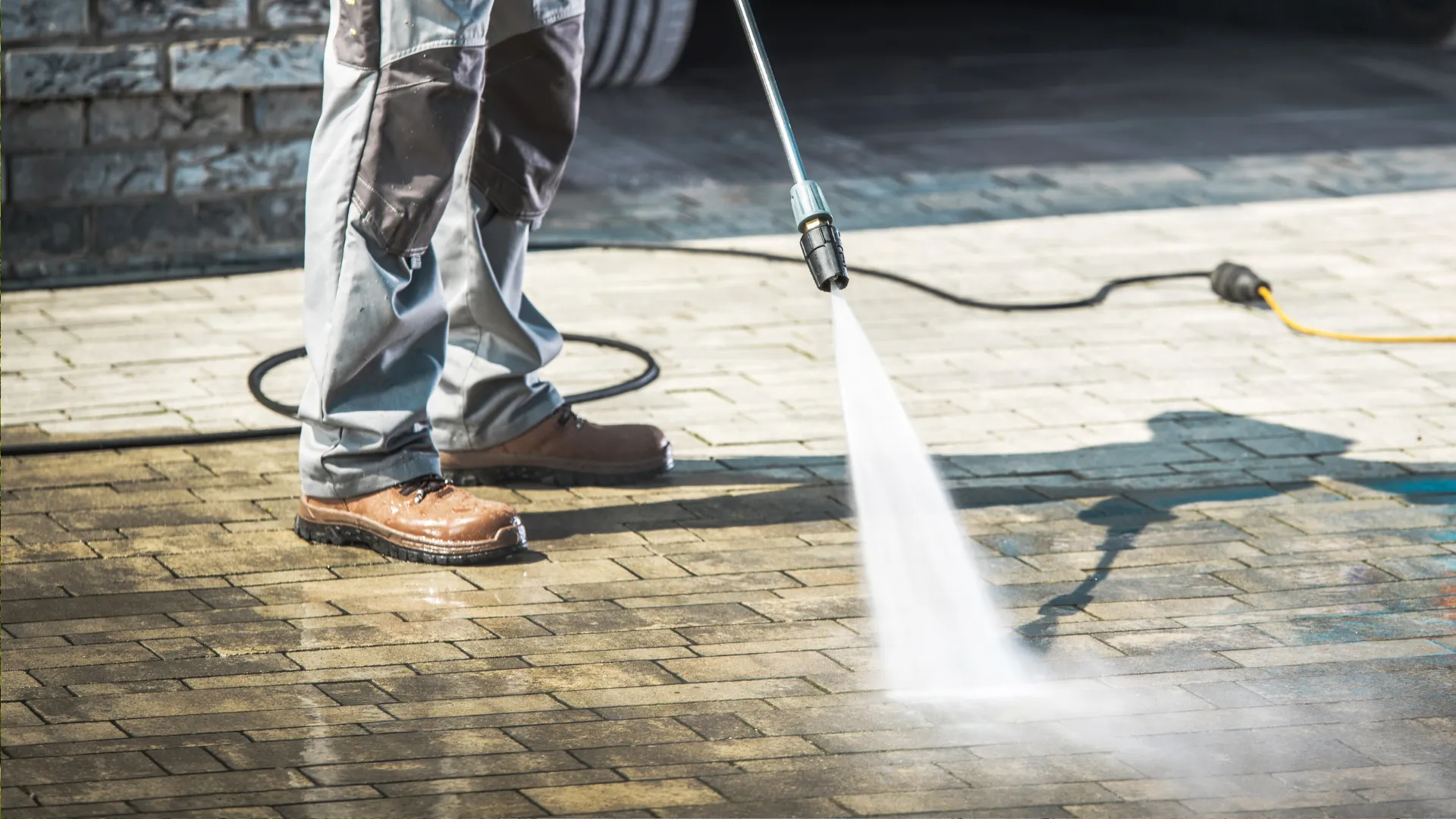 Mycie kostki brukowej – przywróć estetykę swojej posesji